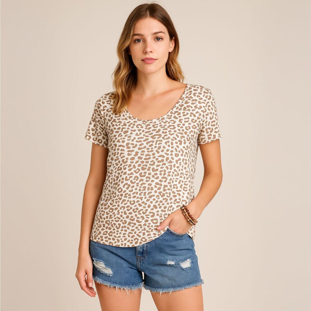 Ellison basic scoop neck animal print short sleeve tee Sz Small